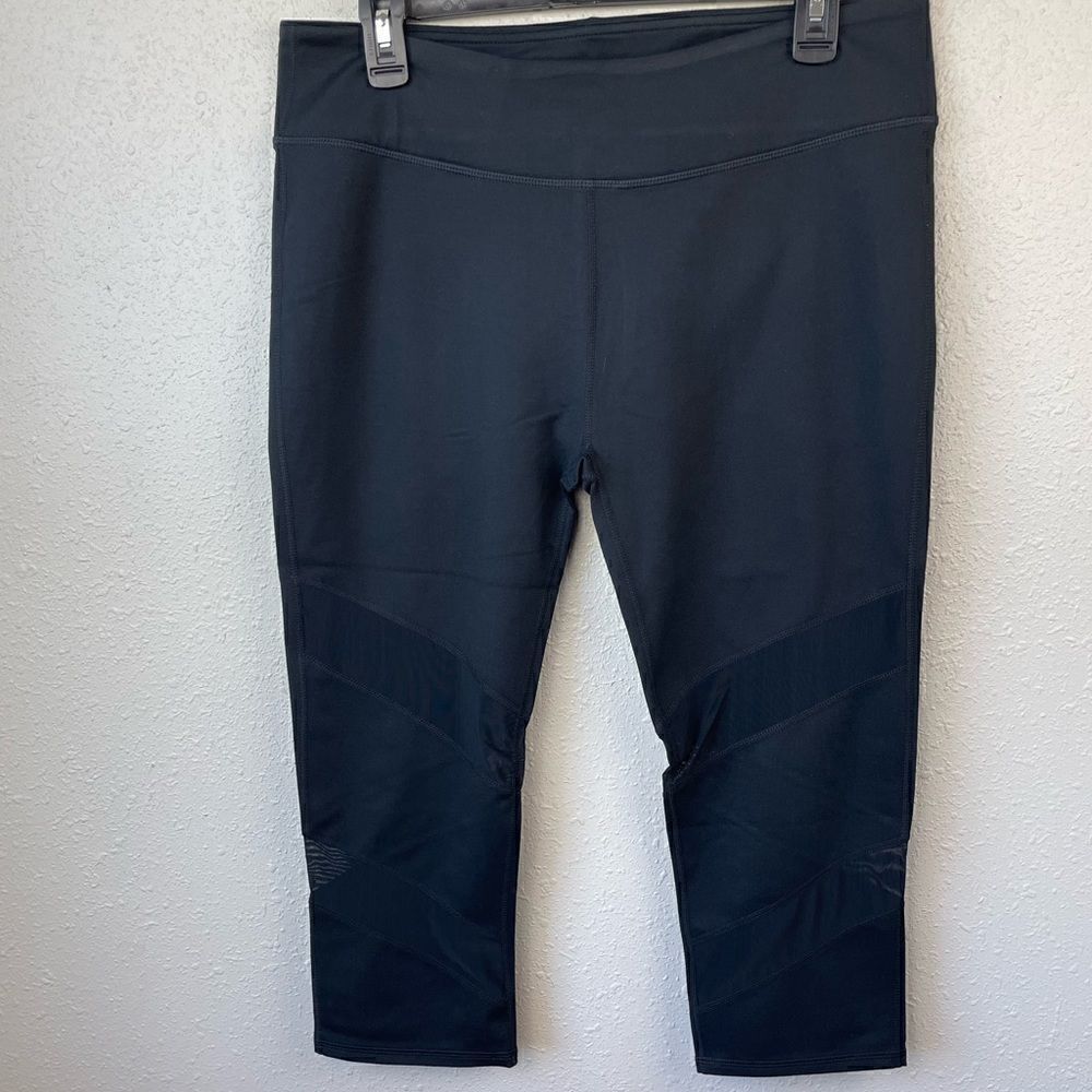 NWT Fabletics Black Cropped Athletic Leggings Size L